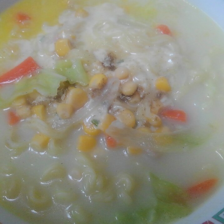 即席麺でとろ～りチーズ塩ラーメン